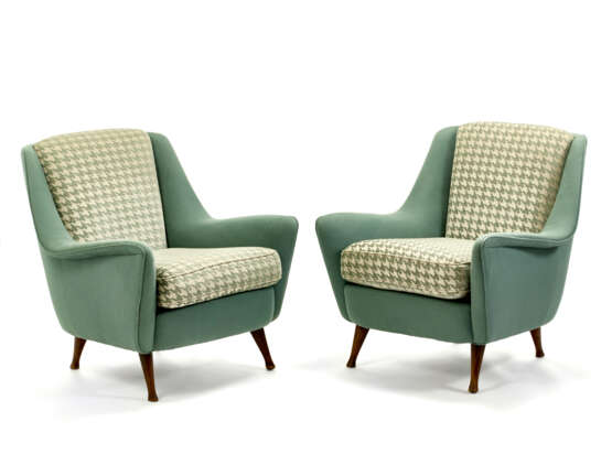 (Attributed) | Pair of armchairs. 1950s/1960s. Solid wooden frame, upholstered in green and white houndstooth fabric. Shaped solid wood legs. (72.5x81.5x76 cm.) (slight defects) | | Provenance | Private collection, Cantù - Foto 4