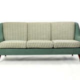 (Attributed) | Sofa. 1950s/1960s. Solid wood frame, upholstered in green and white houndstooth fabric. Shaped solid wood legs. (203x80.5x74 cm.) | | Provenance | Private collection, Cantù - фото 1