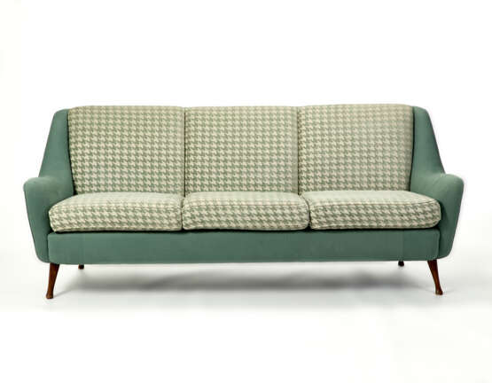 (Attributed) | Sofa. 1950s/1960s. Solid wood frame, upholstered in green and white houndstooth fabric. Shaped solid wood legs. (203x80.5x74 cm.) | | Provenance | Private collection, Cantù - photo 1