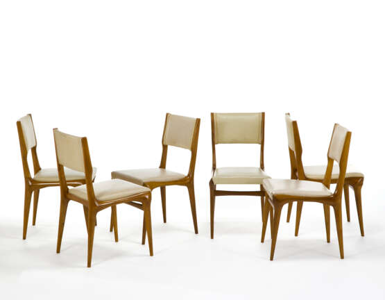 Six chairs model "671". Produced by Cassina, Meda, 1957. Solid wood, white leatherette upholstered seat and back. (45x84.5x56 cm.) (slight defects and restoration) | | Literature | Catalogo Cassina, Meda, s.a. s.p; | per un modello simile: I. de Gu - photo 1