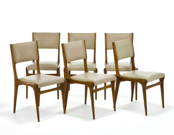 Six chairs model "671". Produced by Cassina, Meda, 1957. Solid wood, white leatherette upholstered seat and back. (45x85x50 cm.) (slight defects and restoration) | | Literature | Catalogo Cassina, Meda, s.a. s.p; | per un modello simile: I. de Gutt - фото 1