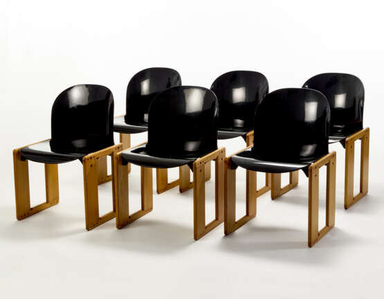 Six chairs model "Dialogo". Produced by B&B, Italy, 1974ca. Light wooden frame and black plastic seat. (52x79.5x44 cm.) (slight defects and losses) - Foto 1