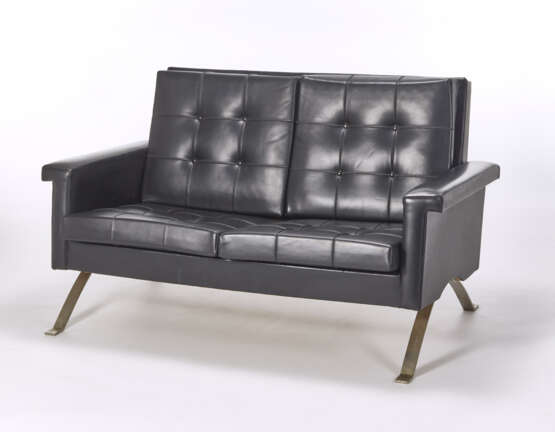 Sofa model "875". Produced by Cassina, Meda, 1960. Chromed steel frame, black leatherette upholstery. (140x77x89 cm.) (slight defects) - photo 1