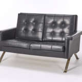 Sofa model "875". Produced by Cassina, Meda, 1960. Chromed steel frame, black leatherette upholstery. (140x77x89 cm.) (slight defects) - Foto 2