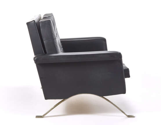 Sofa model "875". Produced by Cassina, Meda, 1960. Chromed steel frame, black leatherette upholstery. (140x77x89 cm.) (slight defects) - Foto 3