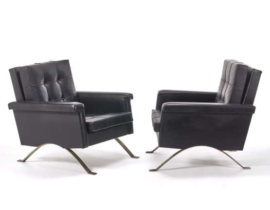 Pair of armchairs model "875". Produced by Cassina, Meda, 1960. Chromed steel frame, black leatherette upholstery. (81.5x77x89 cm.) (slight defects) - фото 1