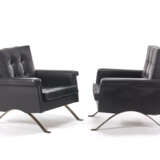 Pair of armchairs model "875". Produced by Cassina, Meda, 1960. Chromed steel frame, black leatherette upholstery. (81.5x77x89 cm.) (slight defects) - photo 2