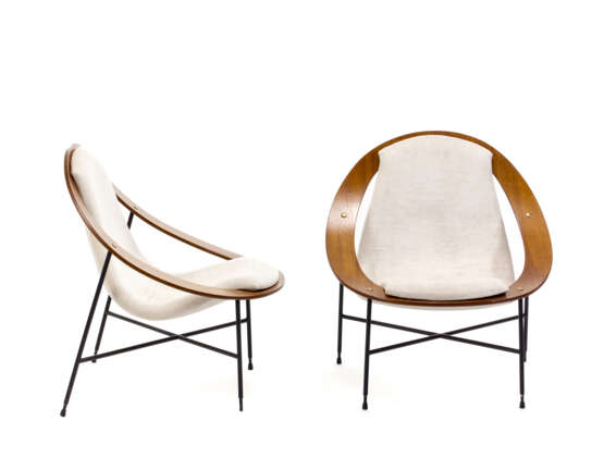 Pair of armchairs model "839". Produced by Cassina, Meda, 1955. Painted steel, brass, curved plywood and crème velvet upholstery. (69x76x66 cm.) (minor defects, restorations and small losses) | | Literature | Domus 314 (gennaio 1956), p. 53 Domus 3 - photo 3