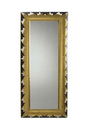 Wall mirror with lacquered and gilded wooden frame with geometric motifs. Florence, 1922. Unique prototype for Macy's New York, US. (105.5x46.5 cm.) | | Provenance | Private collection, Florence | | Exhibition | III Biennale di Monza, 1927 | | - Foto 4