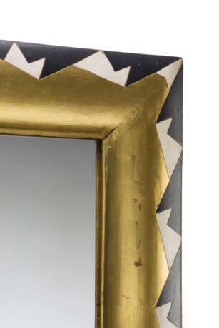 Wall mirror with lacquered and gilded wooden frame with geometric motifs. Florence, 1922. Unique prototype for Macy's New York, US. (105.5x46.5 cm.) | | Provenance | Private collection, Florence | | Exhibition | III Biennale di Monza, 1927 | | - Foto 5