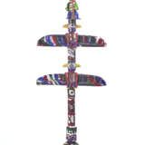 (Attributed) | Polychrome glass paste totem. Probabile esecuzione AVEM, Murano, 1940s. Originally intended for a major American collector, it was inspired by the totems of the Tex Willer comic strip, of which the author was an avid reader. (84x193 c - Foto 1