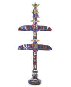 Produktkatalog. (Attributed) | Polychrome glass paste totem. Probabile esecuzione AVEM, Murano, 1940s. Originally intended for a major American collector, it was inspired by the totems of the Tex Willer comic strip, of which the author was an avid reader. (84x193 c