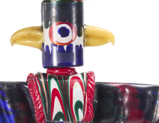 (Attributed) | Polychrome glass paste totem. Probabile esecuzione AVEM, Murano, 1940s. Originally intended for a major American collector, it was inspired by the totems of the Tex Willer comic strip, of which the author was an avid reader. (84x193 c - Foto 3