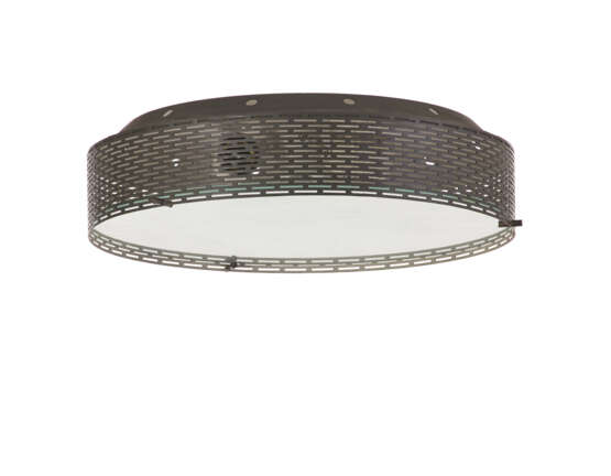 Ceiling lamp model "2335". Milan, 1964ca. Perforated sheet metal frame, satin glass light diffuser. (h 11 cm.; d 38 cm.) (slight defects and restoration) | | Provenance | Private collection, Milan | | Literature | Illuminazione, arredamento, cri - фото 1