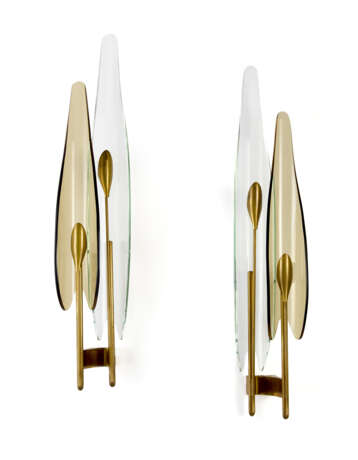 Pair of wall lamps model "1461 A Dhalia". Produced by Fontana Arte, Milan, 1950s. Brass frame, bevelled colourless and amber crystal. (h 76 cm.) (slight defects) | | Provenance | Private collection, Cantù | | Literature | F. De Boni, Fontana Art - фото 1