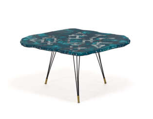 Coffe table. Execution by Fontana Arte, Milan, 1950s. Thick crystal top with chiselled edges, back-painted with grey primitivist decoration on an emerald green background with gold leaf applications. Black painted metal rod support, brass caps. Signe