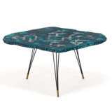 Coffe table. Execution by Fontana Arte, Milan, 1950s. Thick crystal top with chiselled edges, back-painted with grey primitivist decoration on an emerald green background with gold leaf applications. Black painted metal rod support, brass caps. Signe - photo 1
