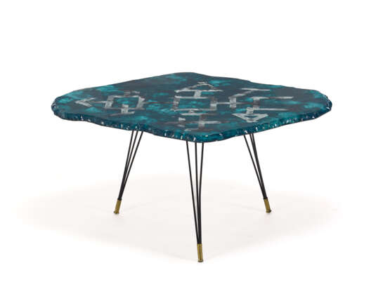 Coffe table. Execution by Fontana Arte, Milan, 1950s. Thick crystal top with chiselled edges, back-painted with grey primitivist decoration on an emerald green background with gold leaf applications. Black painted metal rod support, brass caps. Signe - Foto 1