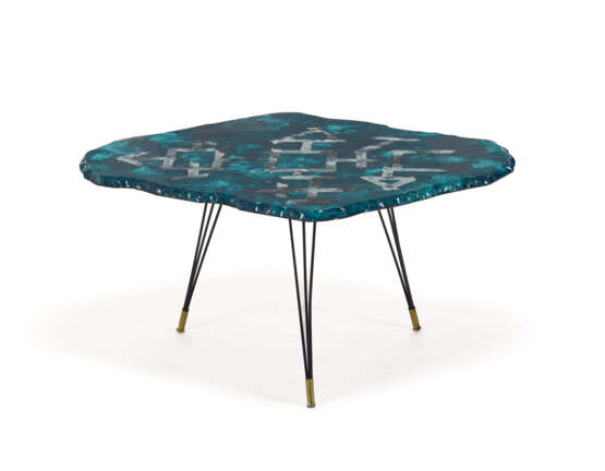 Coffe table. Execution by Fontana Arte, Milan, 1950s. Thick crystal top with chiselled edges, back-painted with grey primitivist decoration on an emerald green background with gold leaf applications. Black painted metal rod support, brass caps. Signe - Foto 2