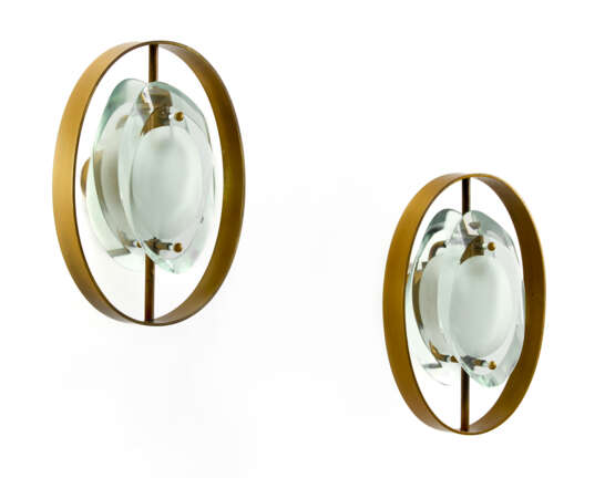 Pair of wall lamps model "2240". Produced by Fontana Arte, Milan, 1950s/1960s. Thick bevelled crystal and brass frame. (22x32x15 cm.) (slight defects) | | Provenance | Private collection, Milan | | Literature | "Quaderni Fontana Arte", n. 6, Fon - фото 1