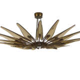 Sixteen-light chandelier model "1563 A Dhalia". Produced by Fontana Arte,, 1950s. Brass frame, metal and aluminium, bevelled transparent amber crystals. (h 50 cm.; d 127 cm.) (slight defects) | | Provenance | Private collection, Cantù | | Literat - photo 2