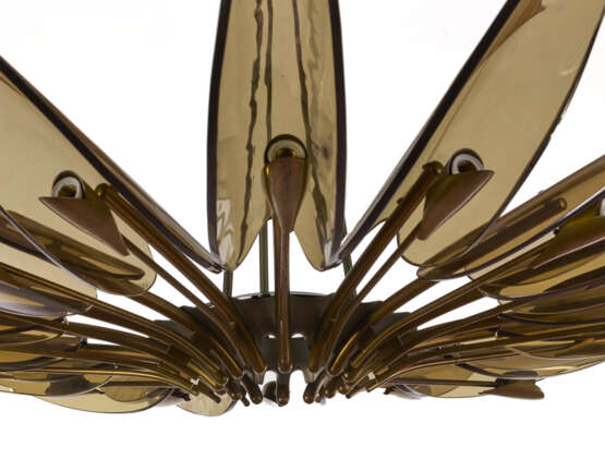 Sixteen-light chandelier model "1563 A Dhalia". Produced by Fontana Arte,, 1950s. Brass frame, metal and aluminium, bevelled transparent amber crystals. (h 50 cm.; d 127 cm.) (slight defects) | | Provenance | Private collection, Cantù | | Literat - photo 4
