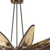 Sixteen-light chandelier model "1563 A Dhalia". Produced by Fontana Arte,, 1950s. Brass frame, metal and aluminium, bevelled transparent amber crystals. (h 50 cm.; d 127 cm.) (slight defects) | | Provenance | Private collection, Cantù | | Literat - photo 5