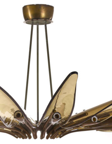 Sixteen-light chandelier model "1563 A Dhalia". Produced by Fontana Arte,, 1950s. Brass frame, metal and aluminium, bevelled transparent amber crystals. (h 50 cm.; d 127 cm.) (slight defects) | | Provenance | Private collection, Cantù | | Literat - photo 5