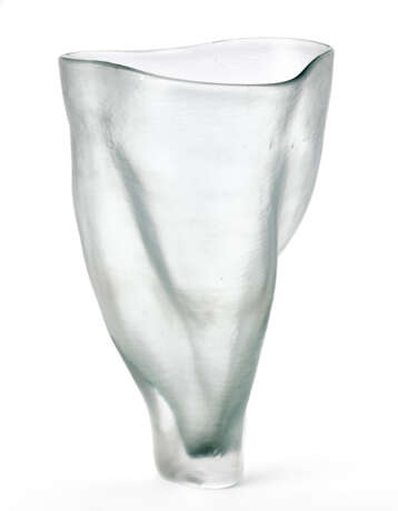 Large vase. Murano, 2004. Colourless and slightly greenish glass blown in the form of an irregular foil and finely beaten on the outer surface. Signed, located and dated with engraving under the base. (h 49.5 cm.; d 31 cm.) | | Provenance | Privat - photo 1