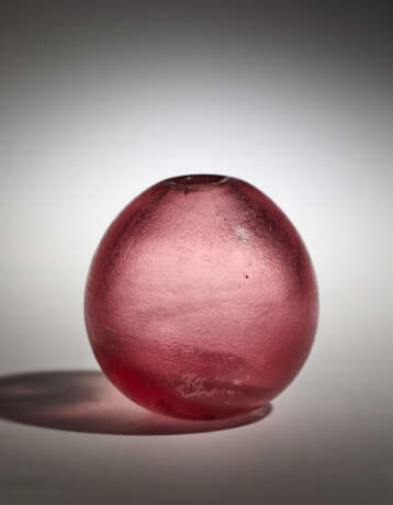 Rare spherical vase of the series "Corrosi". Execution by Venini,, 1934-36ca. Corroded ruby glass, drawing 3598 in the blue catalogue. Signed with the acid under the base "venini murano". (h 11 cm.) | | Provenance | Private collection, Turin | | - Foto 3