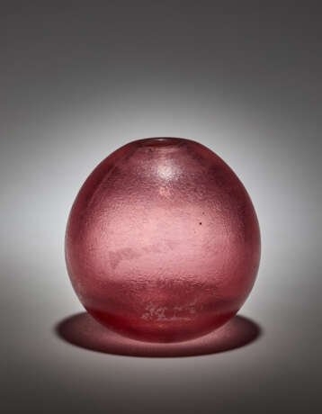 Rare spherical vase of the series "Corrosi". Execution by Venini,, 1934-36ca. Corroded ruby glass, drawing 3598 in the blue catalogue. Signed with the acid under the base "venini murano". (h 11 cm.) | | Provenance | Private collection, Turin | | - photo 4