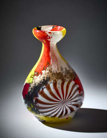 Vase model 5296 of the series "Oriente". Execution by Aureliano Toso,, 1953ca. Polychrome blown glass with inclusion of murrine. (h 30 cm.) | | Provenance | Private collection, Italy | | Literature | M. Heiremans, Dino Martens. Muranese Glass De - Foto 1