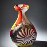 Vase model 5296 of the series "Oriente". Execution by Aureliano Toso,, 1953ca. Polychrome blown glass with inclusion of murrine. (h 30 cm.) | | Provenance | Private collection, Italy | | Literature | M. Heiremans, Dino Martens. Muranese Glass De - Foto 2