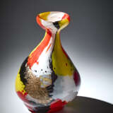 Vase model 5296 of the series "Oriente". Execution by Aureliano Toso,, 1953ca. Polychrome blown glass with inclusion of murrine. (h 30 cm.) | | Provenance | Private collection, Italy | | Literature | M. Heiremans, Dino Martens. Muranese Glass De - Foto 3