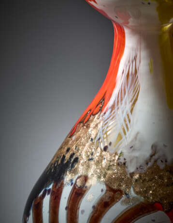 Vase model 5296 of the series "Oriente". Execution by Aureliano Toso,, 1953ca. Polychrome blown glass with inclusion of murrine. (h 30 cm.) | | Provenance | Private collection, Italy | | Literature | M. Heiremans, Dino Martens. Muranese Glass De - Foto 4