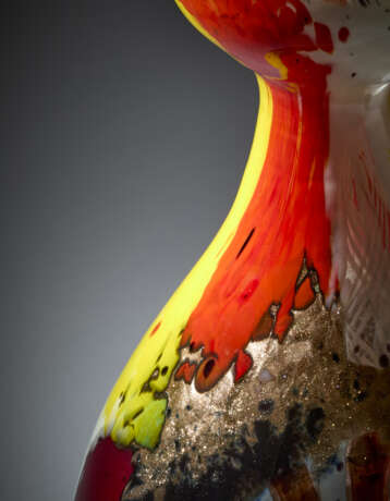 Vase model 5296 of the series "Oriente". Execution by Aureliano Toso,, 1953ca. Polychrome blown glass with inclusion of murrine. (h 30 cm.) | | Provenance | Private collection, Italy | | Literature | M. Heiremans, Dino Martens. Muranese Glass De - фото 5