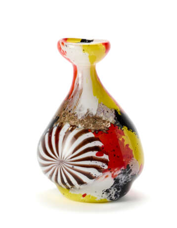 Vase model 5296 of the series "Oriente". Execution by Aureliano Toso,, 1953ca. Polychrome blown glass with inclusion of murrine. (h 30 cm.) | | Provenance | Private collection, Italy | | Literature | M. Heiremans, Dino Martens. Muranese Glass De - photo 6