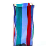 "Fasce verticali" vase model "4317". Produced by Venini, Murano, 1951ca. Transparent red, sapphire, pagliesco and green blown glass. Signed with acid "venini murano Italia". (h 22 cm.; d 10 cm.) (slight defects) | | Literature | Fulvio Bianconi all - Foto 2