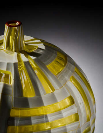 "Composizione a canne" | Bulb-shaped vase with small truncated neck. Execution by Livio Serena e Giacomo Barbini, Murano, 2000. Lattimo and transparent yellow blown glass tiles. Bevelled outer surface, rim with collar in opaque red glass. | | Uniqu - фото 4