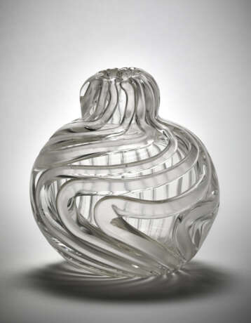 Pumpikin-shaped vase. Murano, 2005. Crystal blown glass with application of thick twisted filaments. Signed, dated and monogrammed under the base. (h 18 cm.) | | Provenance | Private collection, Italy; | | Purchased at Atelier Ritsue Mishima, Mur - Foto 1
