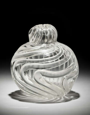 Pumpikin-shaped vase. Murano, 2005. Crystal blown glass with application of thick twisted filaments. Signed, dated and monogrammed under the base. (h 18 cm.) | | Provenance | Private collection, Italy; | | Purchased at Atelier Ritsue Mishima, Mur - Foto 5