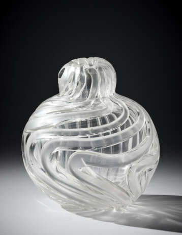 Pumpikin-shaped vase. Murano, 2005. Crystal blown glass with application of thick twisted filaments. Signed, dated and monogrammed under the base. (h 18 cm.) | | Provenance | Private collection, Italy; | | Purchased at Atelier Ritsue Mishima, Mur - photo 9