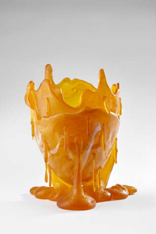 Resin vase model "Clear special L". Produced by Fish Design,, 1990s/2000s. Orange epoxy resin. Multiple 97/2000. Mark of the manufactory and signature printed on the side. (h 30 cm.; d 35 cm.) (slight defects) - Foto 1