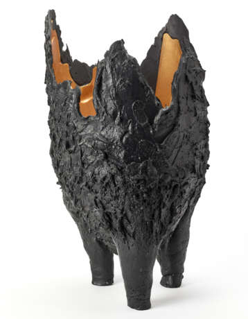 Black tripod vase of the series "Lava". Produced by Fish Design, Milan, 1990s/2000s. Black and orange coloured resin. Multiple marked and numbered "n. 2/2008". (h 56 cm.; d 32 cm.) - Foto 2