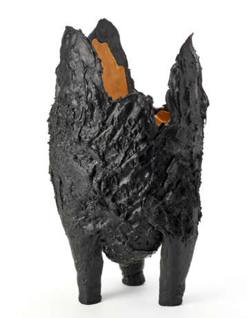 Black tripod vase of the series "Lava". Produced by Fish Design, Milan, 1990s/2000s. Black and orange coloured resin. Multiple marked and numbered "n. 2/2008". (h 56 cm.; d 32 cm.) - photo 3