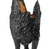Black tripod vase of the series "Lava". Produced by Fish Design, Milan, 1990s/2000s. Black and orange coloured resin. Multiple marked and numbered "n. 2/2008". (h 56 cm.; d 32 cm.) - Foto 3