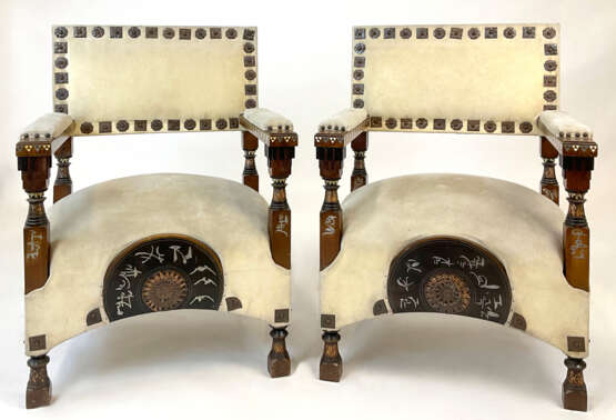 Pair of small armchairs decorated with embossed copper inserts. Oriental-style architectural structure decorated with spouts in bone and various woods, covered in embossed copper foil with geometric motifs and inlaid with oriental-style metal graphic - Foto 1