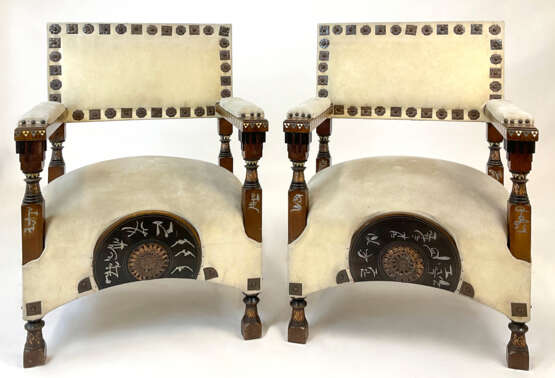 Pair of small armchairs decorated with embossed copper inserts. Oriental-style architectural structure decorated with spouts in bone and various woods, covered in embossed copper foil with geometric motifs and inlaid with oriental-style metal graphic - Foto 2