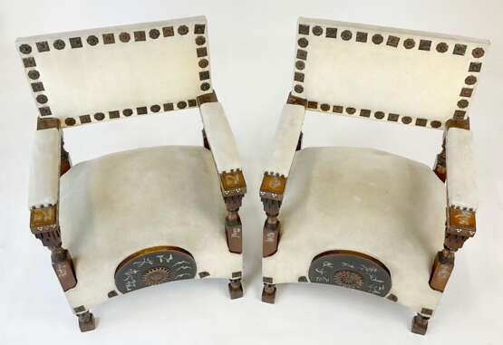 Pair of small armchairs decorated with embossed copper inserts. Oriental-style architectural structure decorated with spouts in bone and various woods, covered in embossed copper foil with geometric motifs and inlaid with oriental-style metal graphic - Foto 3