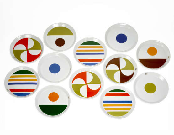 Twelve plates of the series "Fantasia Italiana". Execution by Ceramiche Franco Pozzi, Italy, 1960s. White porcelain with polychrome geometric decorations. Signed on the back and bearing manufacture label. (d 26 cm.) - Foto 1